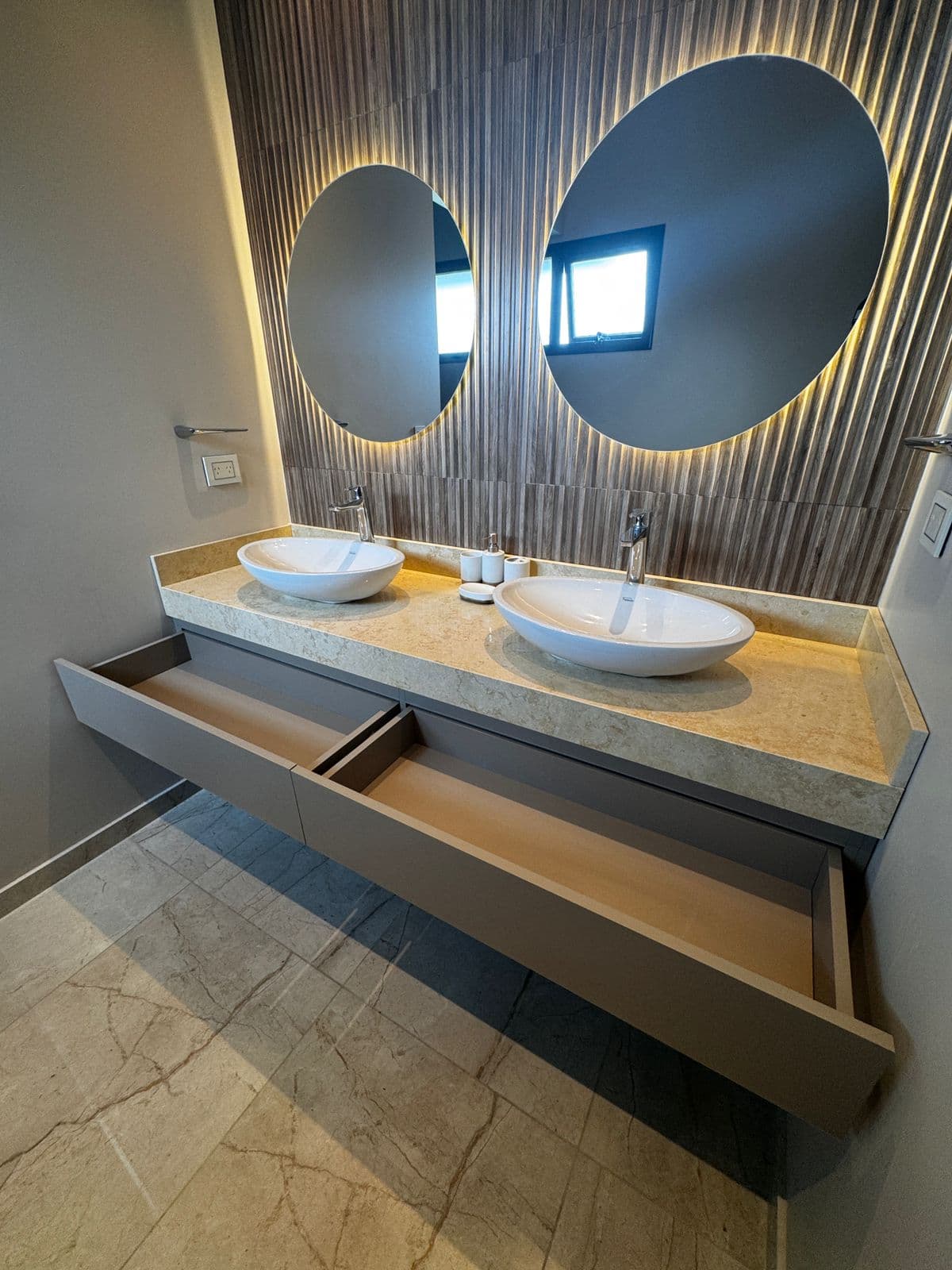 Comedor con mesa de mármol negro y biblioteca de pared — Parin Amoblamientos